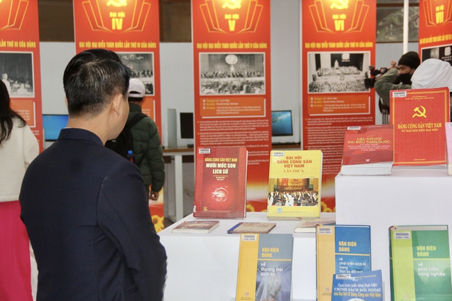 Ảnh: Triển l&atilde;m 800 tư liệu &ldquo;Đảng Cộng sản Việt Nam qua c&aacute;c kỳ Đại hội&rdquo; ch&agrave;o mừng th&agrave;nh c&ocirc;ng Đại hội lần thứ XIV của Đảng - Ảnh 7.