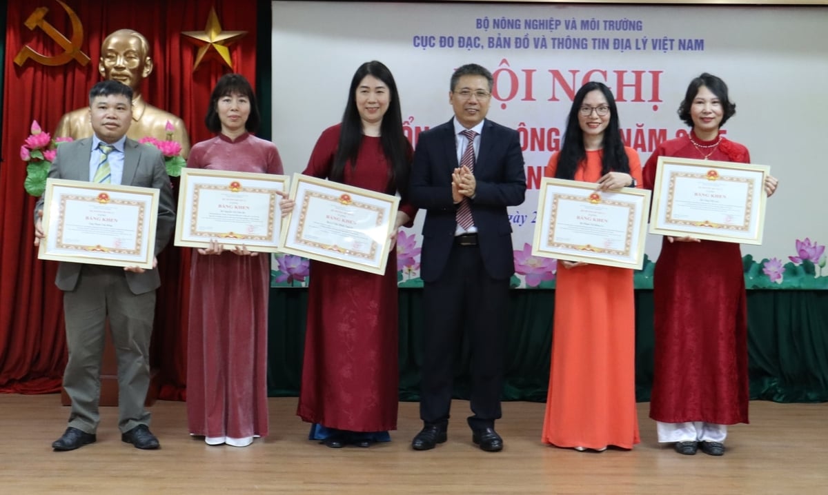 Thừa ủy quyền của Bộ trưởng Bộ Nội vụ, &ocirc;ng Ho&agrave;ng Ngọc L&acirc;m trao Bằng khen của Bộ trưởng cho 5 c&aacute; nh&acirc;n của Cục Đo đạc, Bản đồ v&agrave; Th&ocirc;ng tin địa l&yacute; Việt Nam. Ảnh: Nguyễn Thủy.