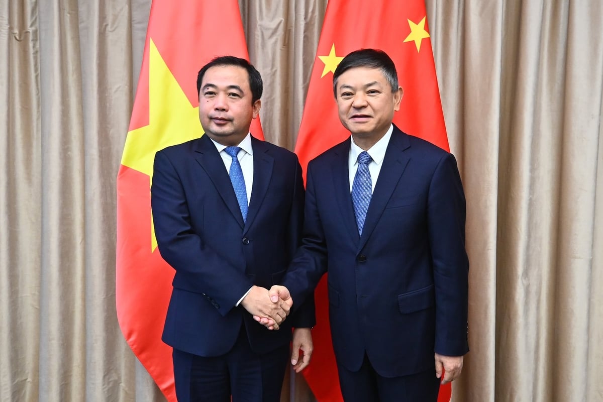 Bộ trưởng Trần Đức Thắng và Bộ trưởng Hoàng Nhuận Thu. Ảnh: Tùng Đinh. Bộ trưởng Trần Đức Thắng và Bộ trưởng Hoàng Nhuận Thu. Ảnh: Tùng Đinh.