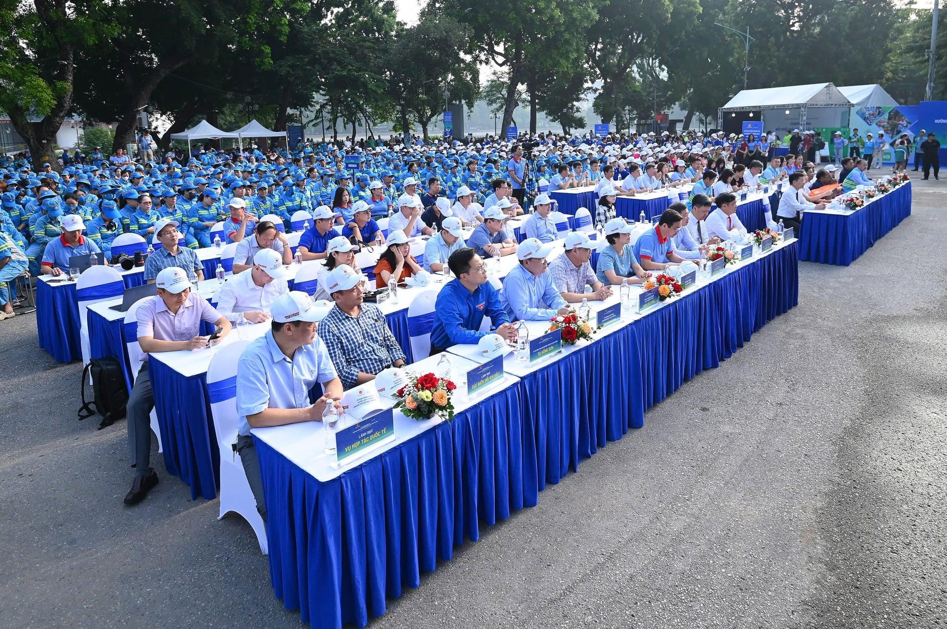 Hơn 1.000 người tham gia hưởng ứng Chiến dịch Làm cho thế giới sạch hơn 2026. Ảnh: Tùng Đinh. Hơn 1.000 người tham gia hưởng ứng Chiến dịch Làm cho thế giới sạch hơn 2026. Ảnh: Tùng Đinh.