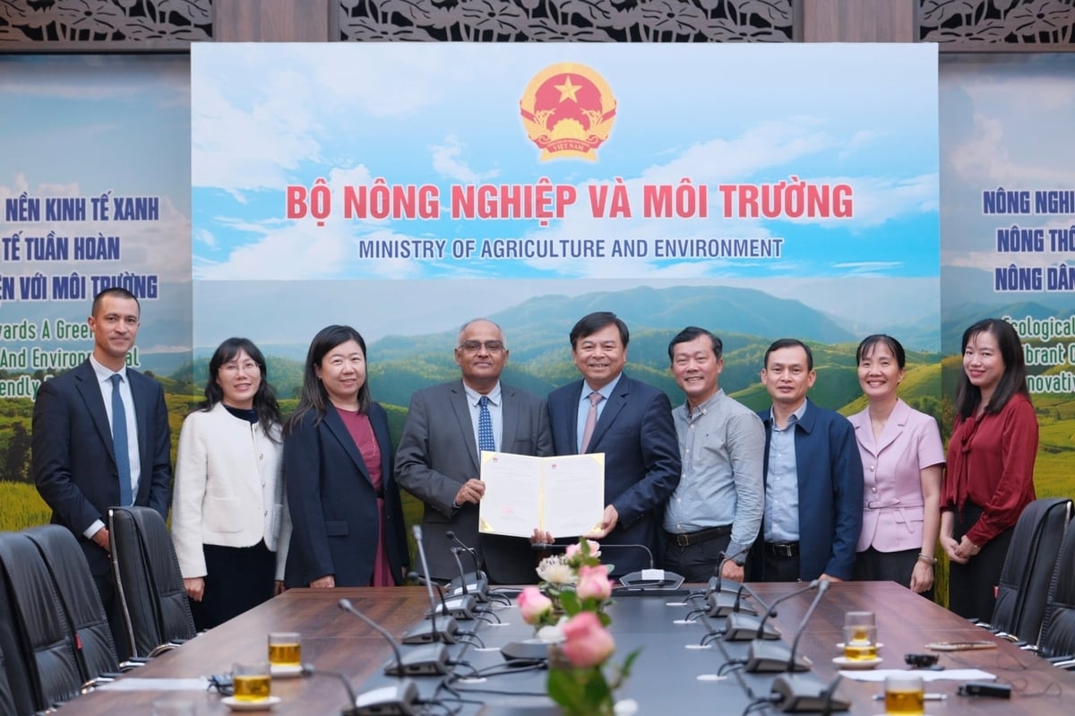 Bộ Nông nghiệp và Môi trường tiếp nhận thư xác nhận viện trợ từ ADB. Ảnh: Diệp Anh.