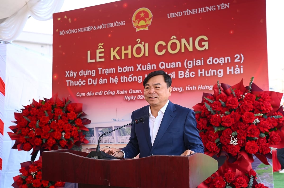 Thứ trưởng Nguyễn Ho&agrave;ng Hiệp ph&aacute;t biểu tại lễ khởi c&ocirc;ng giai đoạn 2 của trạm bơm Xu&acirc;n Quan. Ảnh: T&ugrave;ng Đinh.