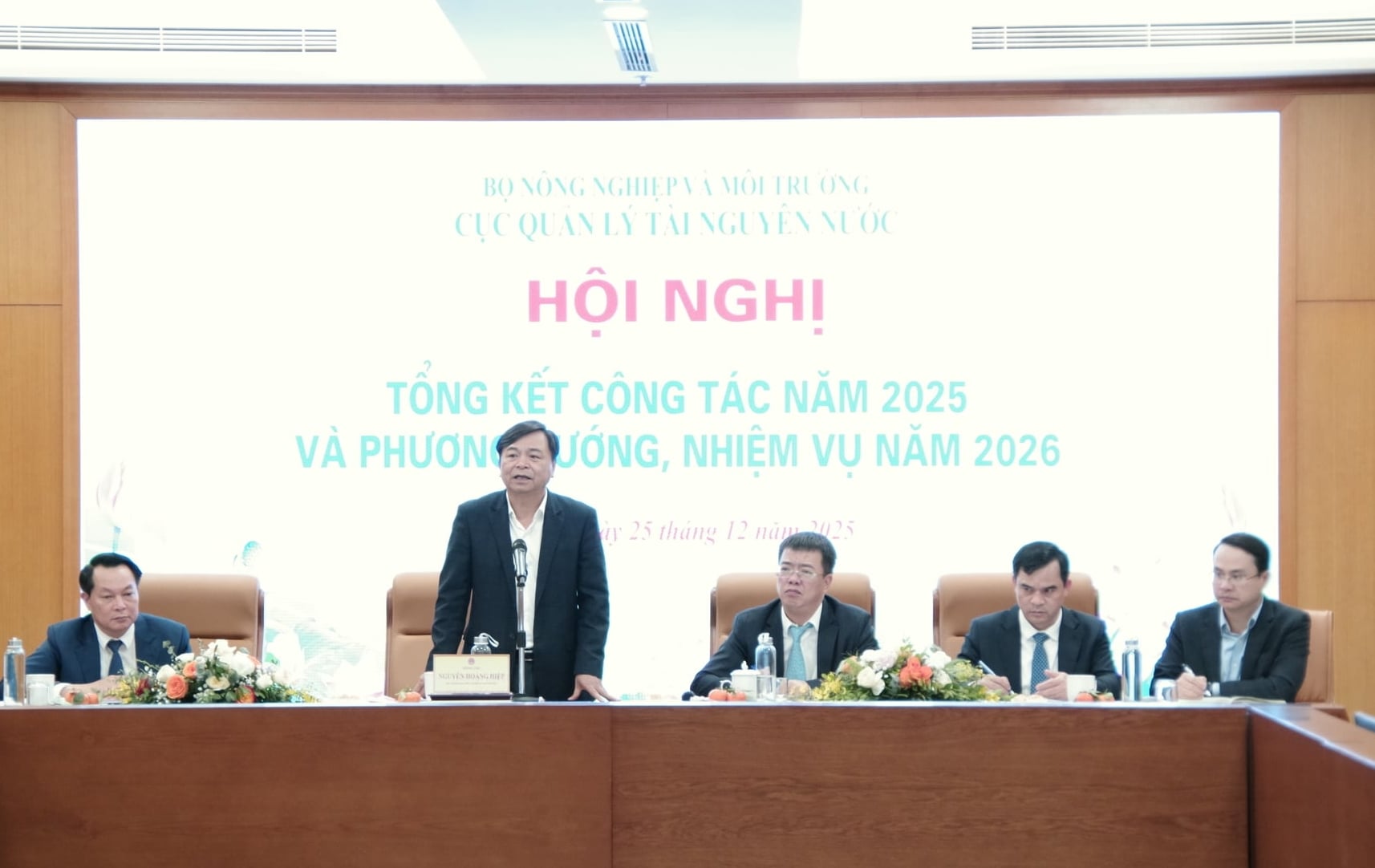 Thứ trưởng Nguyễn Ho&agrave;ng Hiệp dự v&agrave; ph&aacute;t biểu chỉ đạo Hội nghị tổng kết c&ocirc;ng t&aacute;c năm 2025 của Cục Quản l&yacute; t&agrave;i nguy&ecirc;n nước. Ảnh: Nguyễn Thủy.