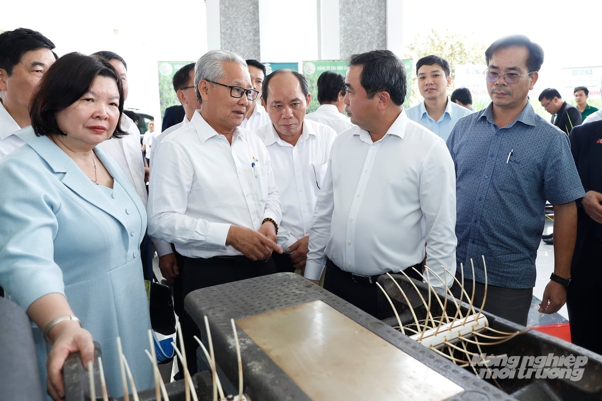 Chủ tịch Tập đoàn Lộc Trời Huỳnh Văn Thòn trao đổi với Bộ trưởng Trần Đức Thắng: Thành công lớn nhất của Đề án này là đem lại lợi ích to lớn cho nông dân thông qua các giải pháp về chuyển giao khoa học kỹ thuật như giảm giống, giảm phân, giảm thuốc, qua đó giảm chi phí đầu vào trong sản xuất lúa, tăng hiệu quả, tăng cạnh tranh, tăng lợi nhuận và hiệu quả đầu ra cho nông dân. Ảnh: Khương Trung.