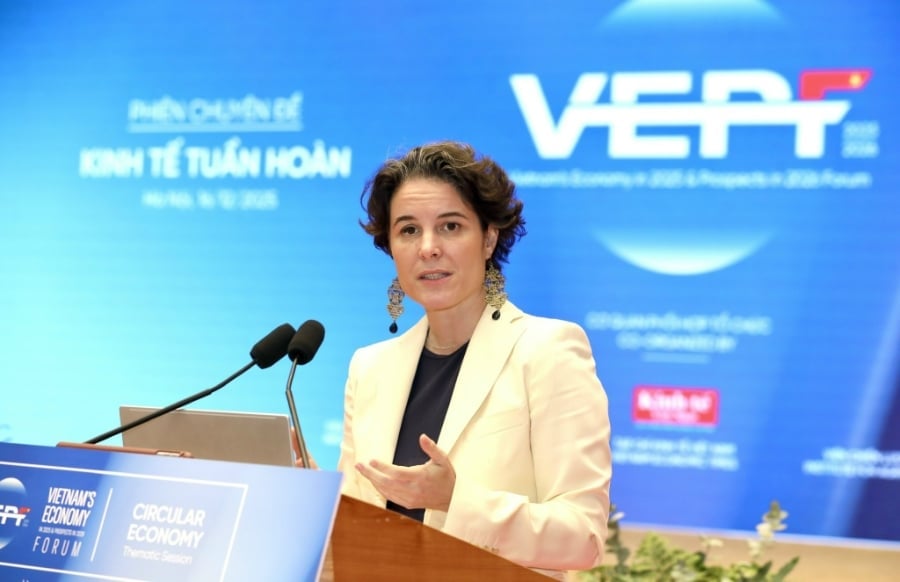 Bà Francesca Nardini, Phó trưởng Đại diện Thường trú Chương trình Phát triển Liên hợp quốc (UNDP) tại Việt Nam chai sẻ góc nhìn quốc tế về kinh tế tuần hoàn tại Việt Nam. Ảnh: Tri Phong. Bà Francesca Nardini, Phó trưởng Đại diện Thường trú Chương trình Phát triển Liên hợp quốc (UNDP) tại Việt Nam chai sẻ góc nhìn quốc tế về kinh tế tuần hoàn tại Việt Nam. Ảnh: Tri Phong.