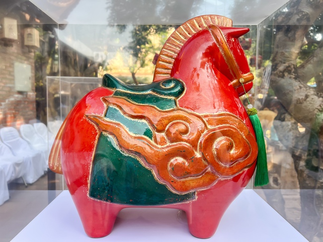 &ldquo;Ngựa về phố&rdquo;: sắc xu&acirc;n B&iacute;nh Ngọ trong kh&ocirc;ng gian Văn Miếu &ndash; Quốc Tử Gi&aacute;m - Ảnh 7.