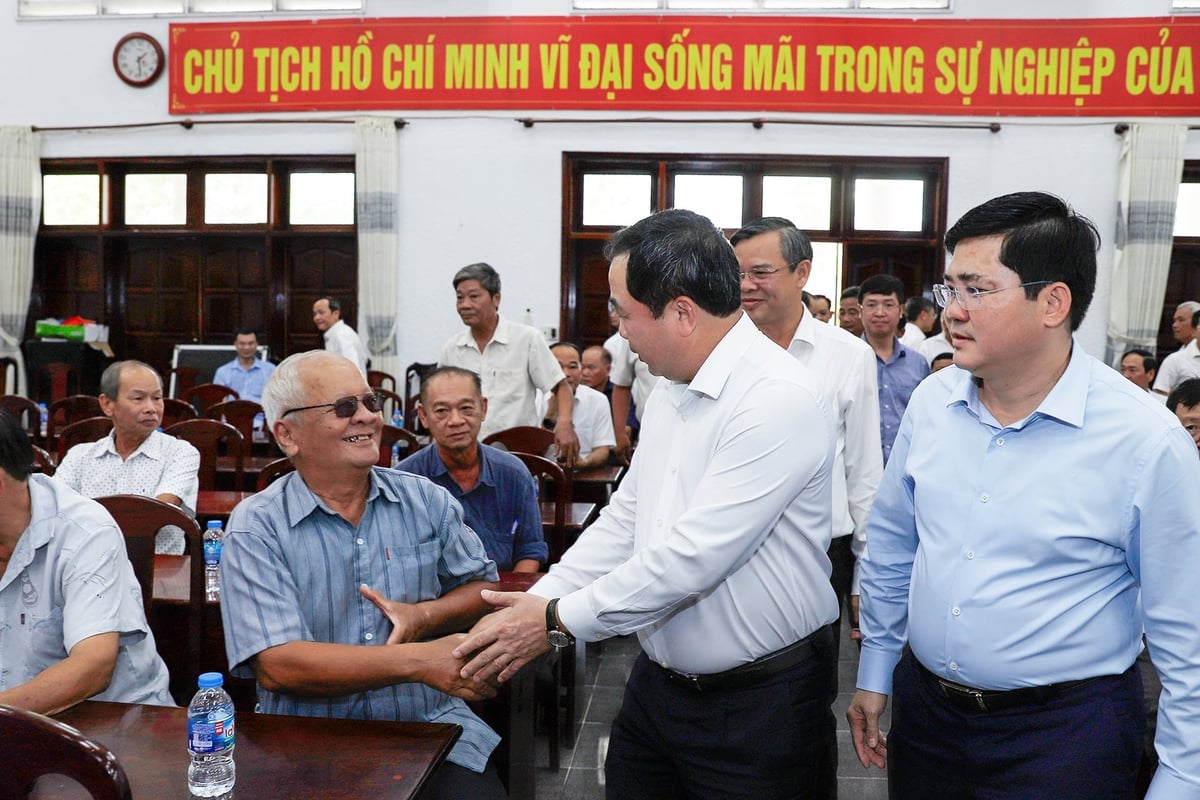 Tại điểm tiếp xúc cử tri các xã Tân Hòa, Thạnh Xuân, Trường Long Tây và Vị Thanh 1, người ứng cử đại biểu Quốc hội khóa XVI đã gặp gỡ các cử tri để trình bày chương trình hành động và vận động bầu cử. Ảnh: Khương Trung. Tại điểm tiếp xúc cử tri các xã Tân Hòa, Thạnh Xuân, Trường Long Tây và Vị Thanh 1, người ứng cử đại biểu Quốc hội khóa XVI đã gặp gỡ các cử tri để trình bày chương trình hành động và vận động bầu cử. Ảnh: Khương Trung.