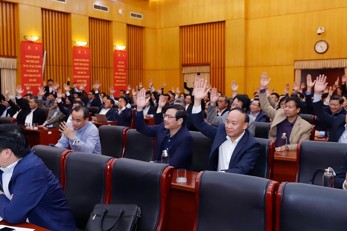 100% cử tri thống nhất th&ocirc;ng qua danh s&aacute;ch nh&acirc;n sự được Bộ N&ocirc;ng nghiệp v&agrave; M&ocirc;i trường giới thiệu ứng cử đại biểu Quốc hội kh&oacute;a XVI. Ảnh: Khương Trung.