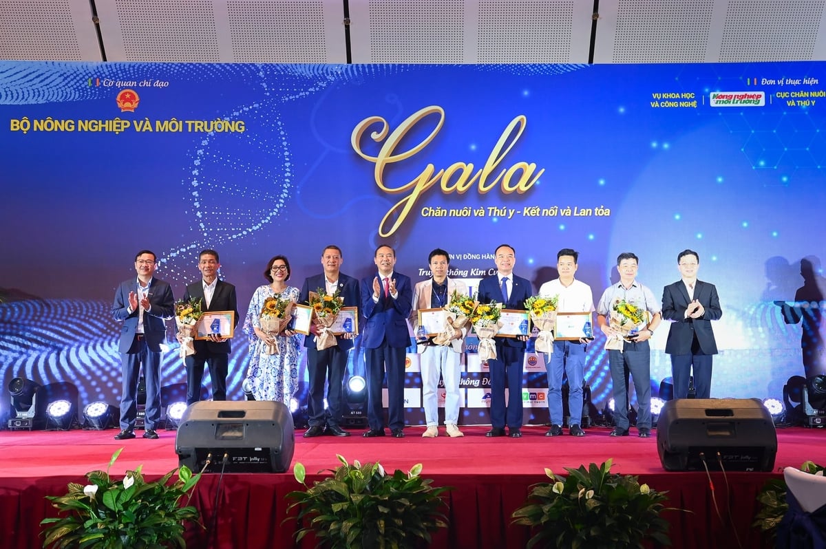 Các nhà tài trợ được vinh danh tại đêm Gala. Ảnh: Tùng Đinh. Các nhà tài trợ được vinh danh tại đêm Gala. Ảnh: Tùng Đinh.