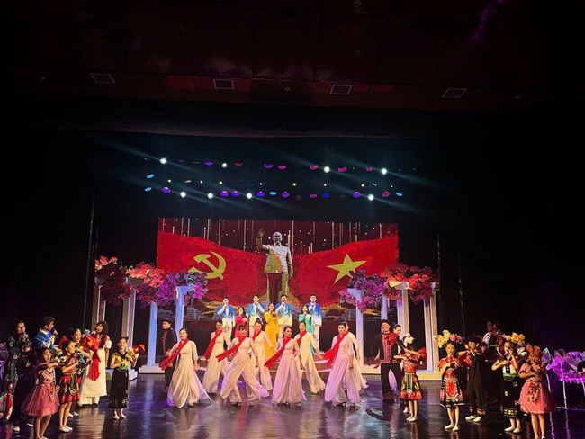 S&ocirc;i động c&aacute;c chương tr&igrave;nh nghệ thuật chuy&ecirc;n nghiệp ch&agrave;o mừng Đại hội lần thứ XIV của Đảng - Ảnh 3.