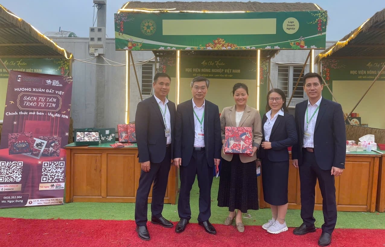 Thầy PGS TS Nguyễn Văn Tiệp - Ph&oacute; hiệu trưởng Học viện VNUA đ&atilde; tham gia gian h&agrave;ng Hương Xu&acirc;n Đất Việt