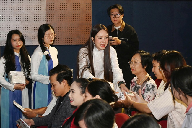 Lan tỏa tinh thần làm phim chuyên nghiệp từ buổi giao lưu với Đạo diễn Lý Hải – Nhà sản xuất Minh Hà - Ảnh 8.