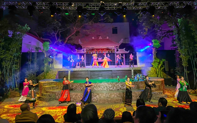 S&ocirc;i động c&aacute;c chương tr&igrave;nh nghệ thuật chuy&ecirc;n nghiệp ch&agrave;o mừng Đại hội lần thứ XIV của Đảng - Ảnh 2.