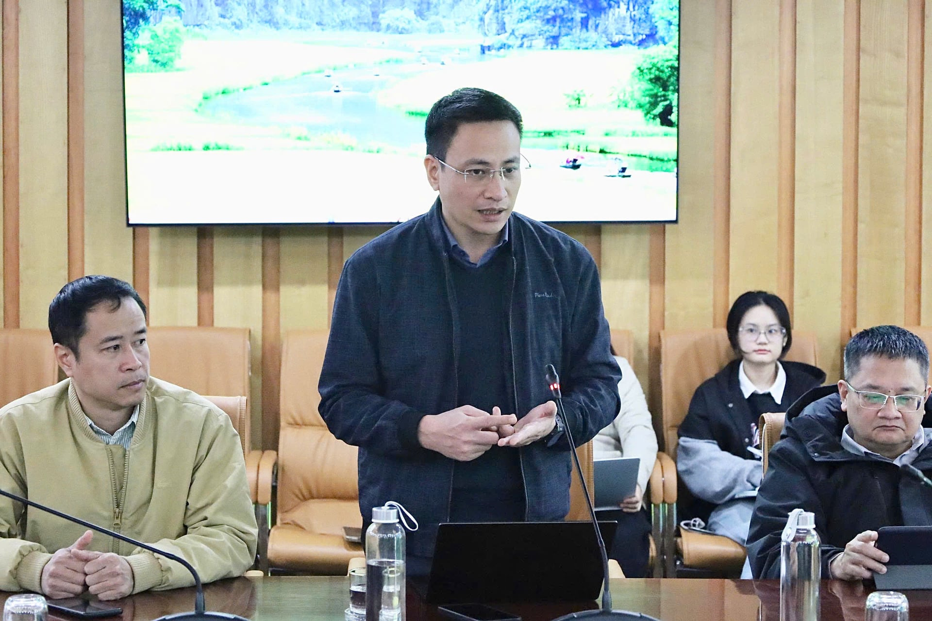 &Ocirc;ng Trần Ch&iacute; Th&agrave;nh - Ph&oacute; Gi&aacute;m đốc Trung t&acirc;m giải ph&aacute;p Ch&iacute;nh phủ, Tổng C&ocirc;ng ty giải ph&aacute;p Doanh nghiệp Viettel n&ecirc;u &yacute; kiến tại cuộc họp. Ảnh: Hồng Ngọc.