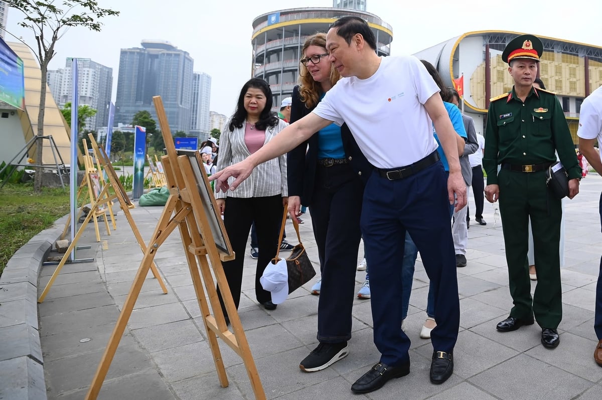Thứ trưởng Lê Công Thành và Silvia Danailov, Trưởng đại diện UNICEF tại Việt Nam tham quan triển lãm ảnh bên lề sự kiện. Ảnh: Tùng Đinh.