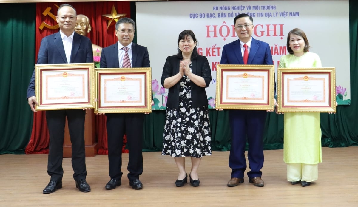 Thừa ủy quyền của Thủ tướng Ch&iacute;nh phủ, Thứ trưởng Nguyễn Thị Phương Hoa trao tặng Bằng khen của Thủ tướng cho 4 c&aacute; nh&acirc;n của Cục Đo đạc, Bản đồ v&agrave; Th&ocirc;ng tin địa l&yacute; Việt Nam. Ảnh: Nguyễn Thủy.