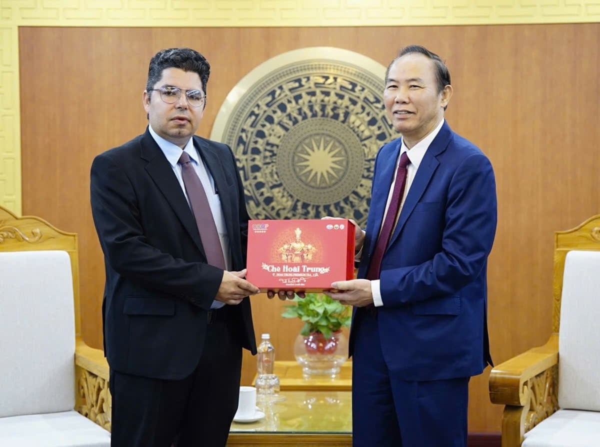 Thứ trưởng Phùng Đức Tiến tặng quà lưu niệm là sản phẩm OCOP cho Thứ trưởng Cuba. Ảnh: Linh Linh. Thứ trưởng Phùng Đức Tiến tặng quà lưu niệm là sản phẩm OCOP cho Thứ trưởng Cuba. Ảnh: Linh Linh.