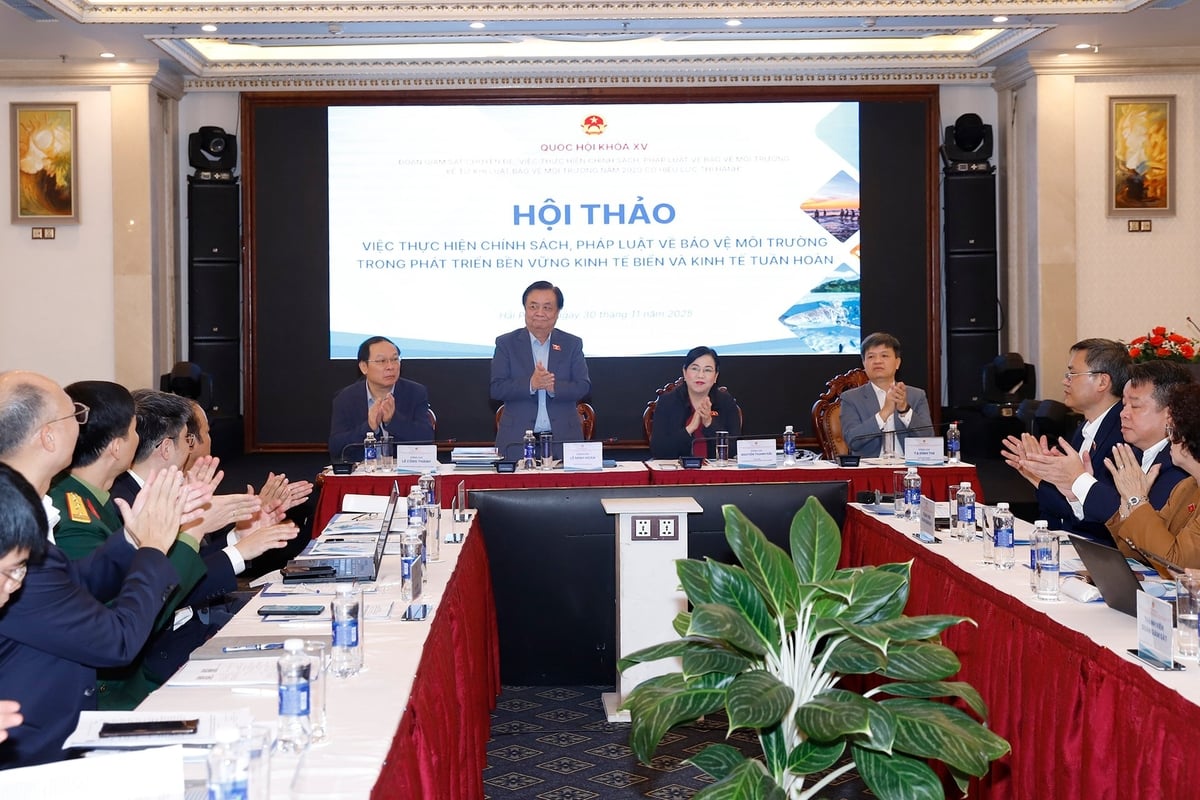 Phó Chủ tịch Quốc hội Lê Minh Hoan chủ trì Hội thảo 'Thực hiện chính sách, pháp luật về bảo vệ môi trường trong phát triển bền vững kinh tế biển và kinh tế tuần hoàn'. Ảnh: Khương Trung. Phó Chủ tịch Quốc hội Lê Minh Hoan chủ trì Hội thảo 'Thực hiện chính sách, pháp luật về bảo vệ môi trường trong phát triển bền vững kinh tế biển và kinh tế tuần hoàn'. Ảnh: Khương Trung.