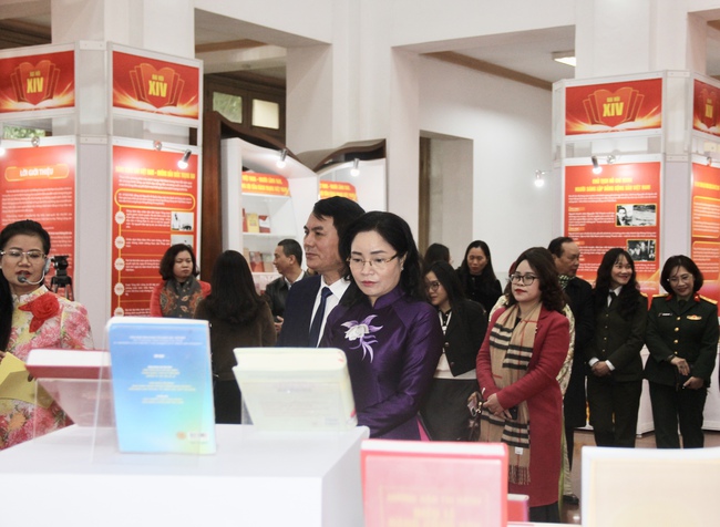 Ảnh: Triển l&atilde;m 800 tư liệu &ldquo;Đảng Cộng sản Việt Nam qua c&aacute;c kỳ Đại hội&rdquo; ch&agrave;o mừng th&agrave;nh c&ocirc;ng Đại hội lần thứ XIV của Đảng - Ảnh 4.