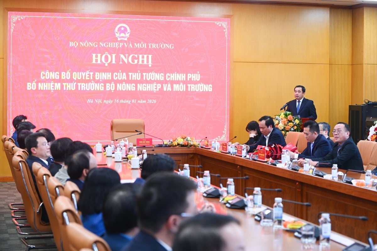 Thay mặt Ban Thường vụ Đảng ủy Bộ v&agrave; tập thể l&atilde;nh đạo Bộ, Bộ trưởng Trần Đức Thắng nhiệt liệt ch&uacute;c mừng &ocirc;ng Đặng Ngọc Điệp được bổ nhiệm l&agrave;m Thứ trưởng, đồng thời khẳng định đ&acirc;y cũng l&agrave; niềm vui chung của Bộ N&ocirc;ng nghiệp v&agrave; M&ocirc;i trường khi c&oacute; th&ecirc;m một c&aacute;n bộ l&atilde;nh đạo gi&agrave;u kinh nghiệm. Ảnh: T&ugrave;ng Đinh.