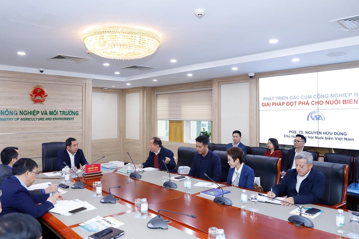 PGS.TS Nguyễn Hữu Dũng, Chủ tịch Hiệp hội Nuôi biển Việt Nam báo cáo tại cuộc họp. Ảnh: Khương Trung. PGS.TS Nguyễn Hữu Dũng, Chủ tịch Hiệp hội Nuôi biển Việt Nam báo cáo tại cuộc họp. Ảnh: Khương Trung.