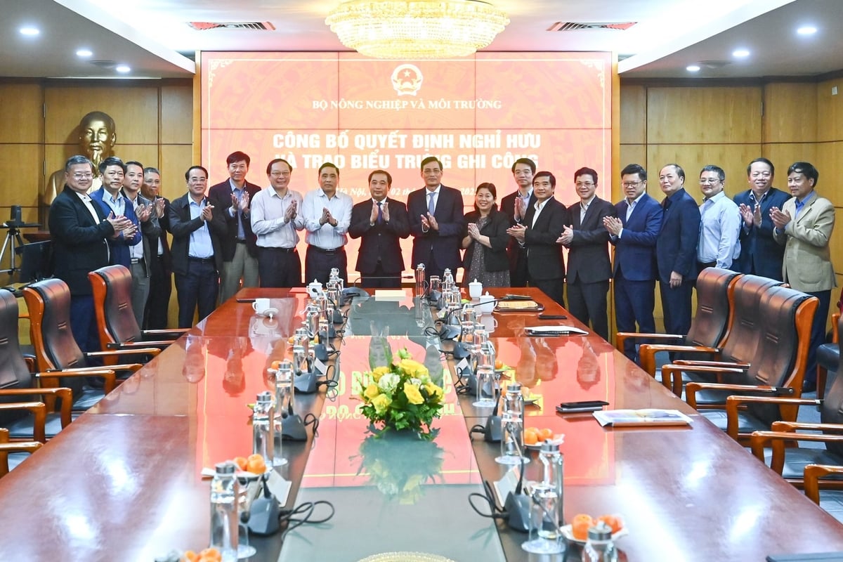 Bộ trưởng Trần Đức Thắng và lãnh đạo các đơn vị tại Lễ Công bố quyết định nghỉ hưu và trao biểu trưng ghi công. Ảnh: Tùng Đinh.