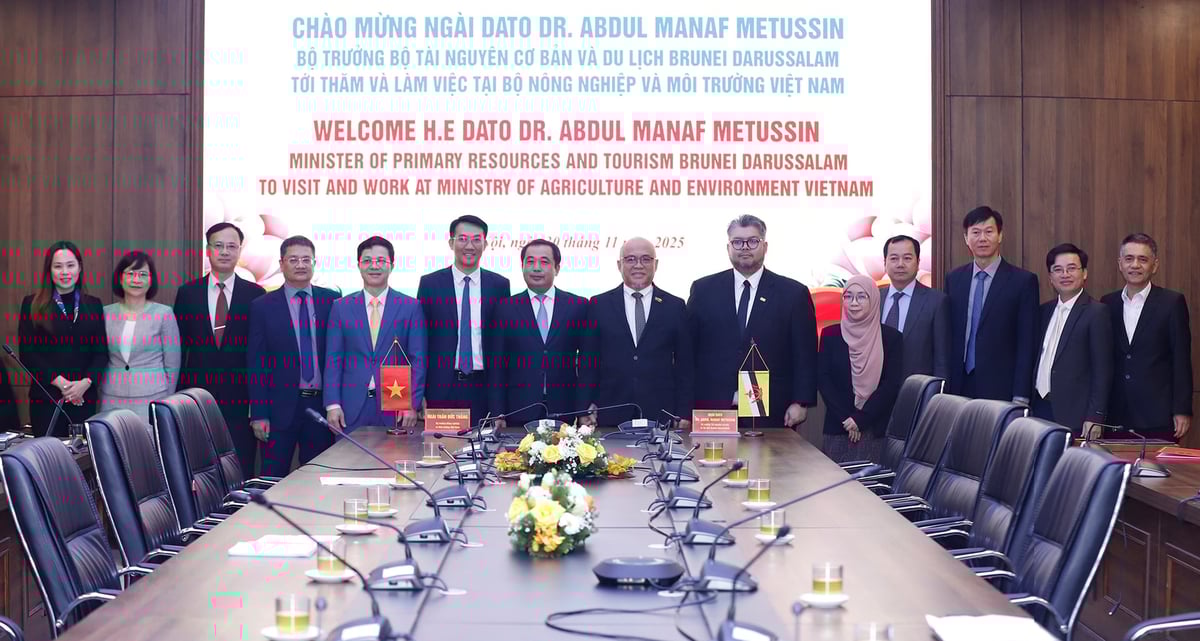 Hai Bộ trưởng chụp ảnh lưu niệm với đoàn công tác. Ảnh: Khương Trung. Hai Bộ trưởng chụp ảnh lưu niệm với đoàn công tác. Ảnh: Khương Trung.