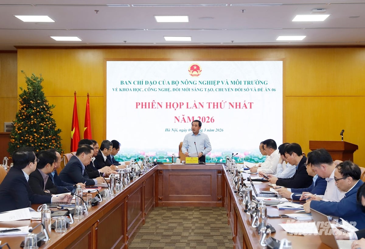 Bộ trưởng Bộ Nông nghiệp và Môi trường Trần Đức Thắng chủ trì phiên họp lần thứ nhất Ban chỉ đạo của Bộ về khoa học, công nghệ, đổi mới sáng tạo, chuyển đổi số và Đề án 06. Ảnh: Khương Trung. Bộ trưởng Bộ Nông nghiệp và Môi trường Trần Đức Thắng chủ trì phiên họp lần thứ nhất Ban chỉ đạo của Bộ về khoa học, công nghệ, đổi mới sáng tạo, chuyển đổi số và Đề án 06. Ảnh: Khương Trung.