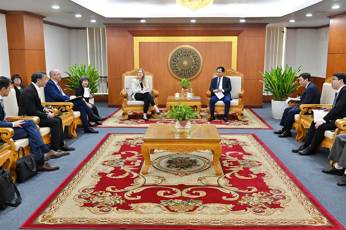 Thứ trưởng Trịnh Việt Hùng chủ trì buổi tiếp đoàn công tác của Thụy Sĩ chiều 17/3. Ảnh: Bảo Thắng. Thứ trưởng Trịnh Việt Hùng chủ trì buổi tiếp đoàn công tác của Thụy Sĩ chiều 17/3. Ảnh: Bảo Thắng.