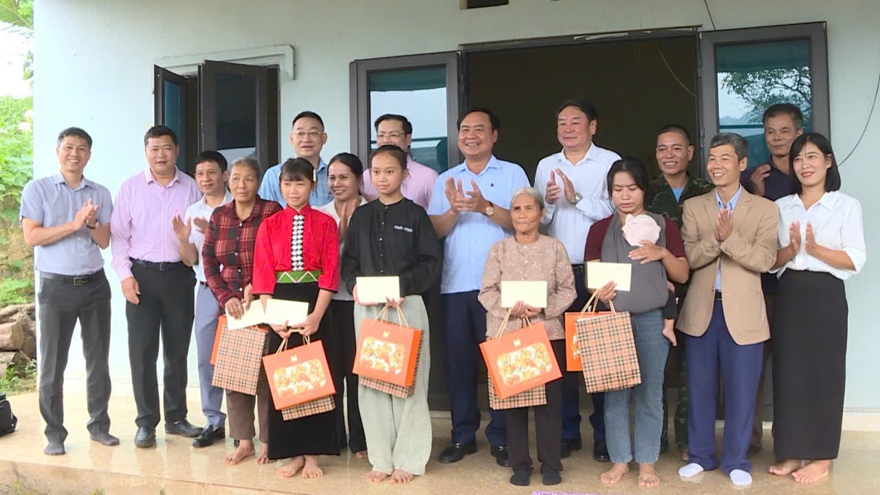 Thứ trưởng Võ Văn Hưng cùng đoàn công tác thăm, tặng quà 5 hộ gia đình có hoàn cảnh khó khăn trên địa bàn phường Mộc Châu. Ảnh: Nguyễn Nga. Thứ trưởng Võ Văn Hưng cùng đoàn công tác thăm, tặng quà 5 hộ gia đình có hoàn cảnh khó khăn trên địa bàn phường Mộc Châu. Ảnh: Nguyễn Nga.