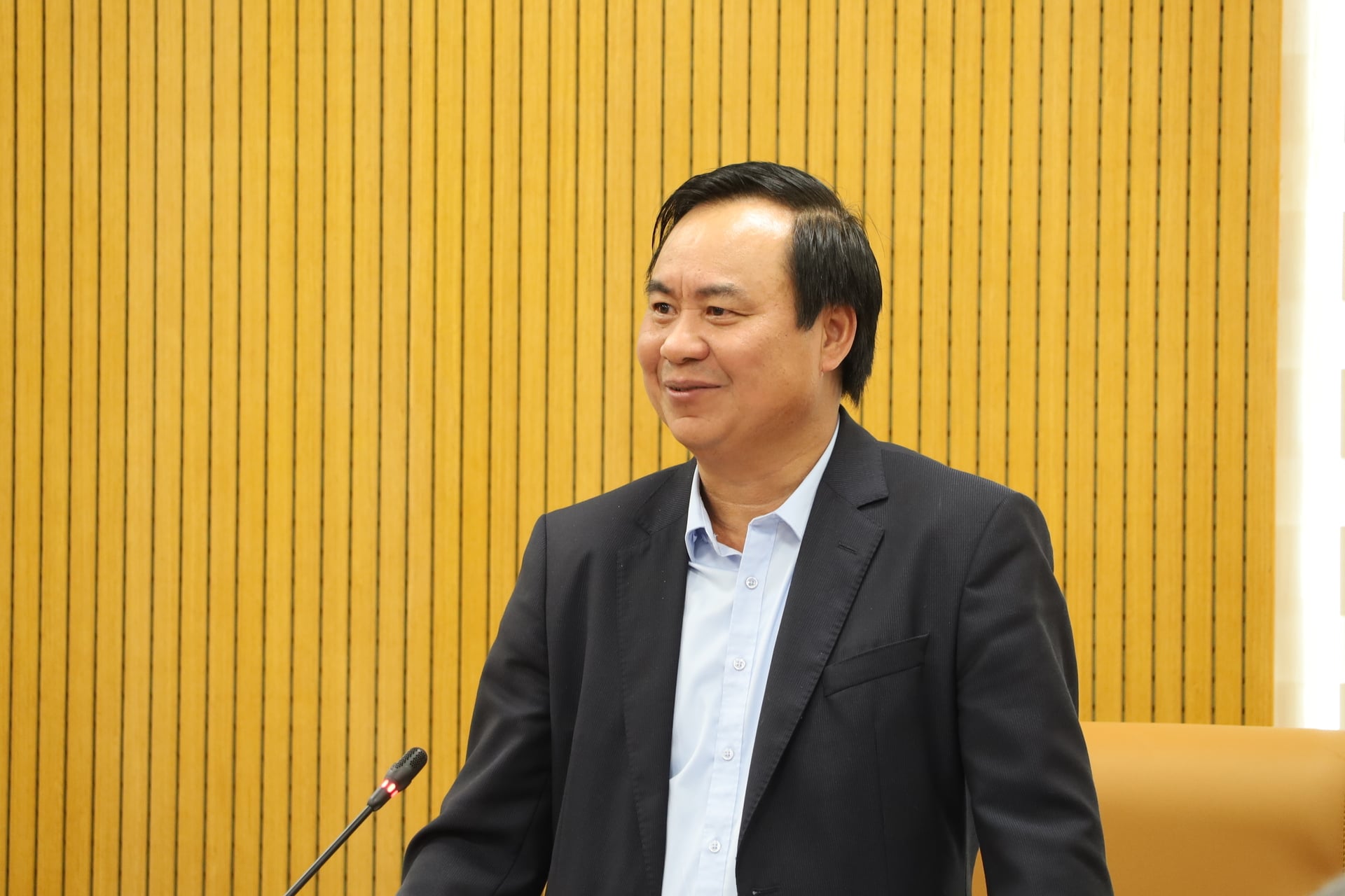 &nbsp;Thứ trưởng V&otilde; Văn Hưng đ&aacute;nh gi&aacute; cao nỗ lực của Cục Chuyển đổi số trong việc ho&agrave;n th&agrave;nh c&aacute;c nhiệm vụ được giao. Ảnh: Phương Linh.