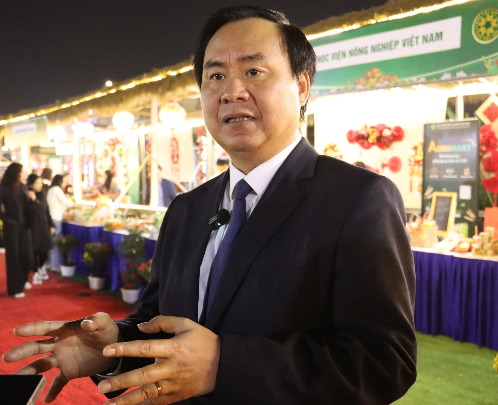 Thứ trưởng Bộ N&ocirc;ng nghiệp v&agrave; M&ocirc;i trường V&otilde; Văn Hưng chia sẻ với ph&oacute;ng vi&ecirc;n B&aacute;o NN-MT b&ecirc;n lề sự kiện. Ảnh: Mai Đan.