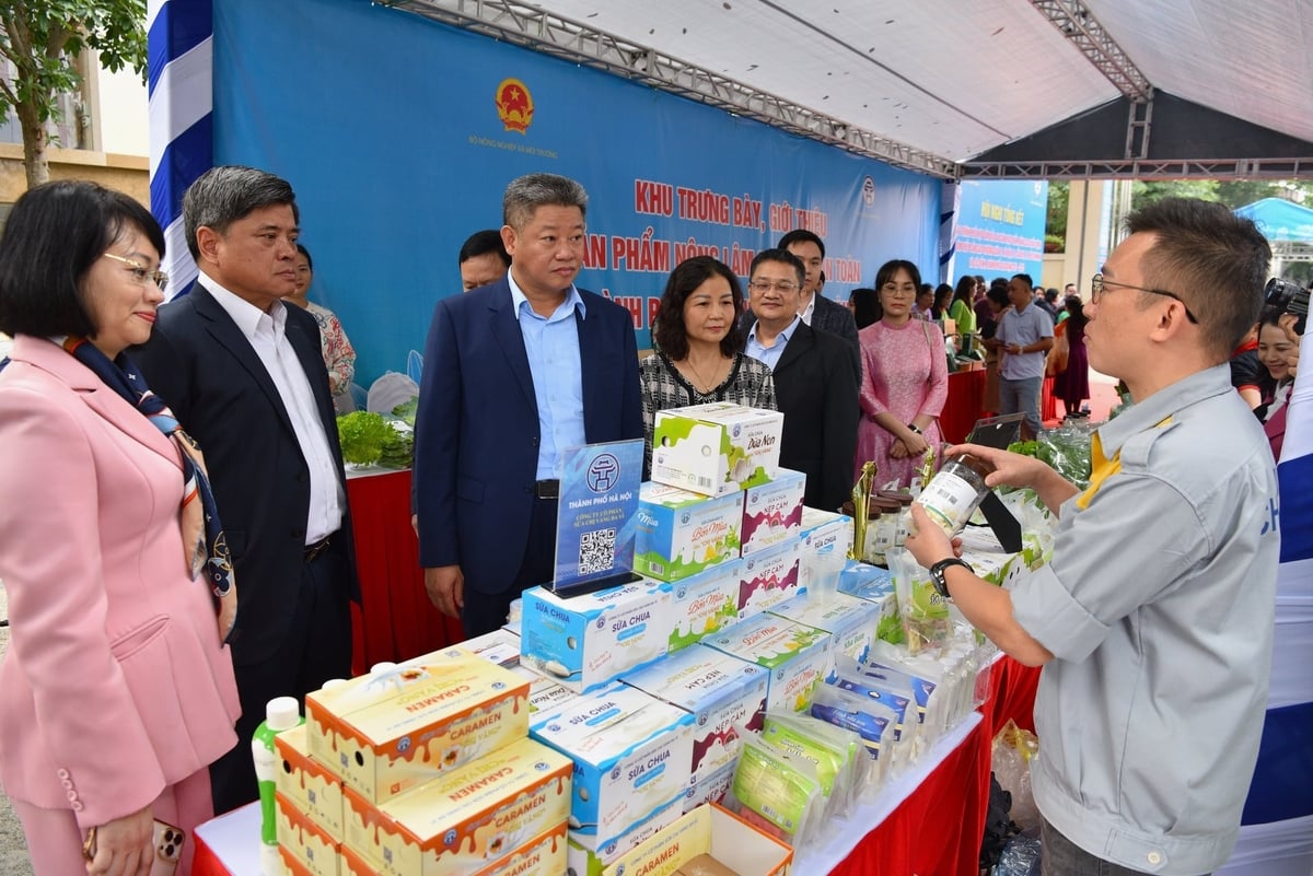 Thứ trưởng Bộ N&ocirc;ng nghiệp v&agrave; M&ocirc;i trường Trần Thanh Nam, Ph&oacute; Chủ tịch UBND TP H&agrave; Nội Nguyễn Mạnh Quyền thăm gian h&agrave;ng sữa Ba V&igrave;. Ảnh: Dương Đ&igrave;nh Tường.