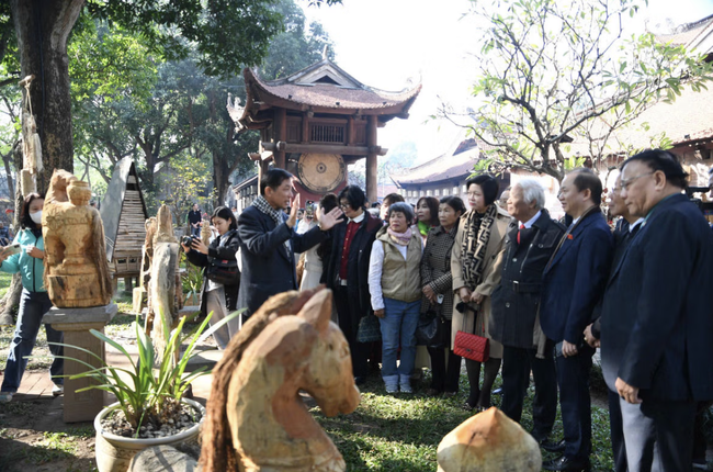 &ldquo;Ngựa về phố&rdquo;: sắc xu&acirc;n B&iacute;nh Ngọ trong kh&ocirc;ng gian Văn Miếu &ndash; Quốc Tử Gi&aacute;m - Ảnh 2.