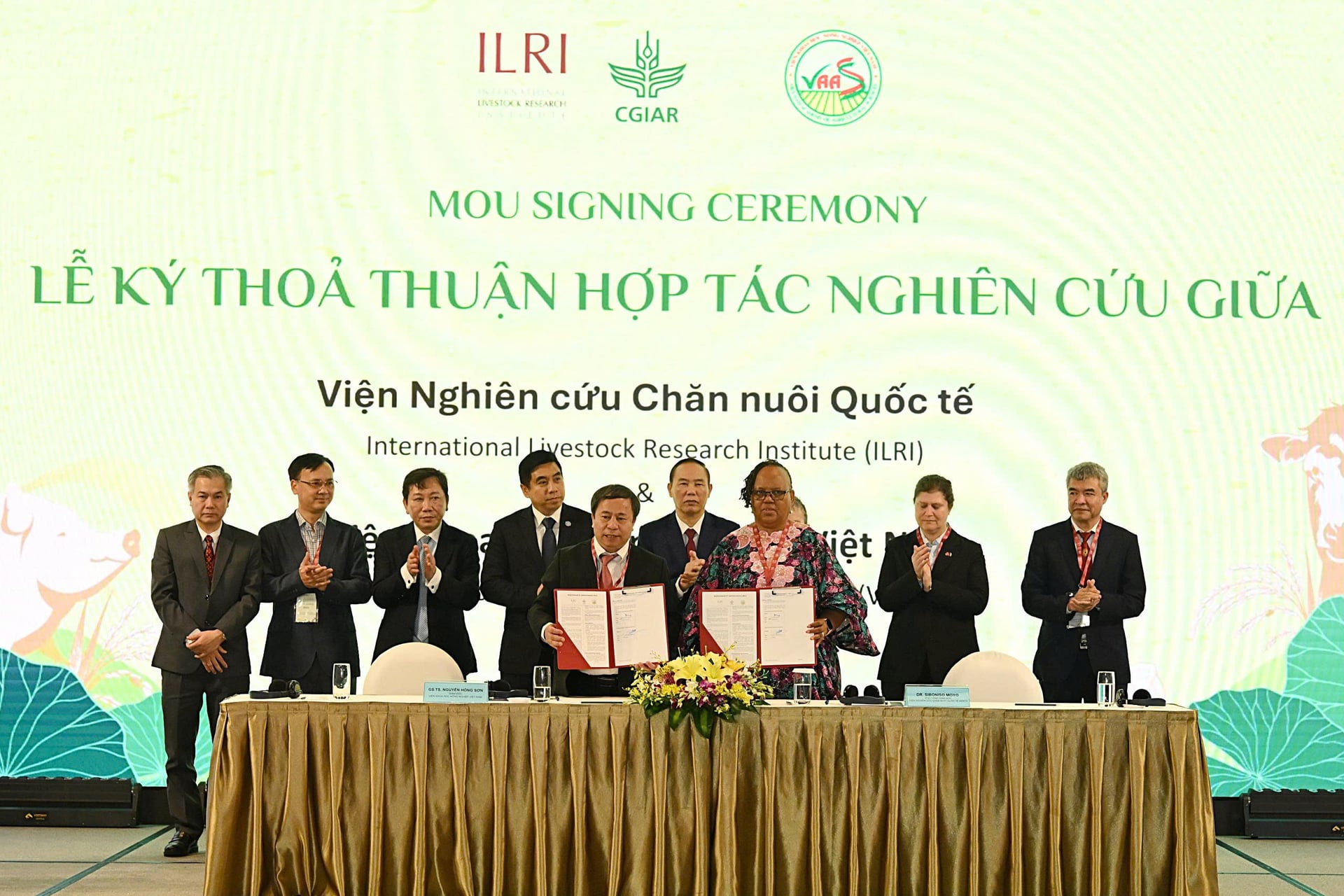 Lãnh đạo ILRI ký kết MoU với lãnh đạo Viện VASS. Ảnh: Bảo Thắng.