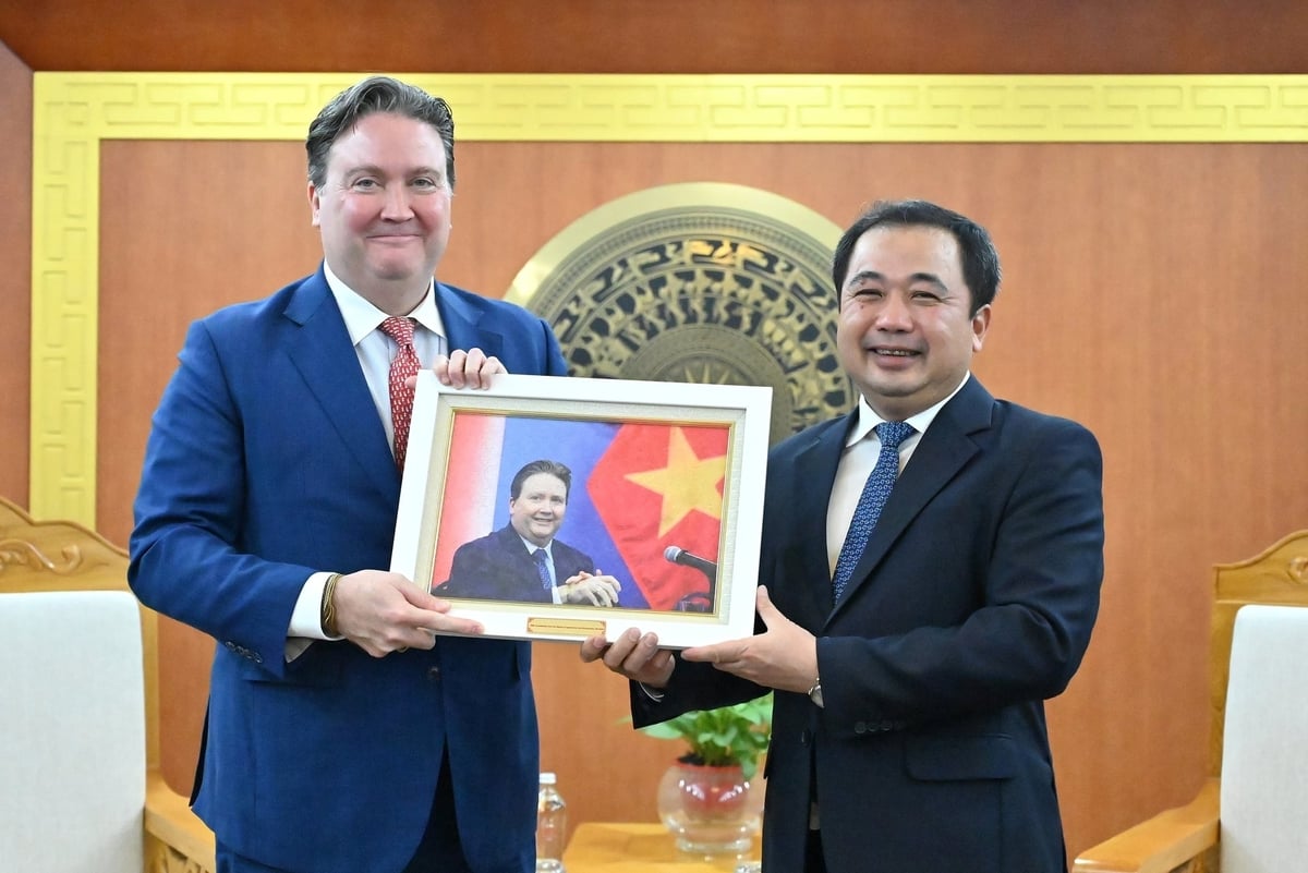 Bộ trưởng b&agrave;y tỏ mong muốn, d&ugrave; ở bất kỳ cương vị n&agrave;o, Đại sứ vẫn tiếp tục ủng hộ v&agrave; đồng h&agrave;nh c&ugrave;ng Việt Nam, g&oacute;p phần l&agrave;m s&acirc;u sắc hơn nữa mối quan hệ Đối t&aacute;c Chiến lược to&agrave;n diện trong thời gian tới. Ảnh: Kiều Chi.