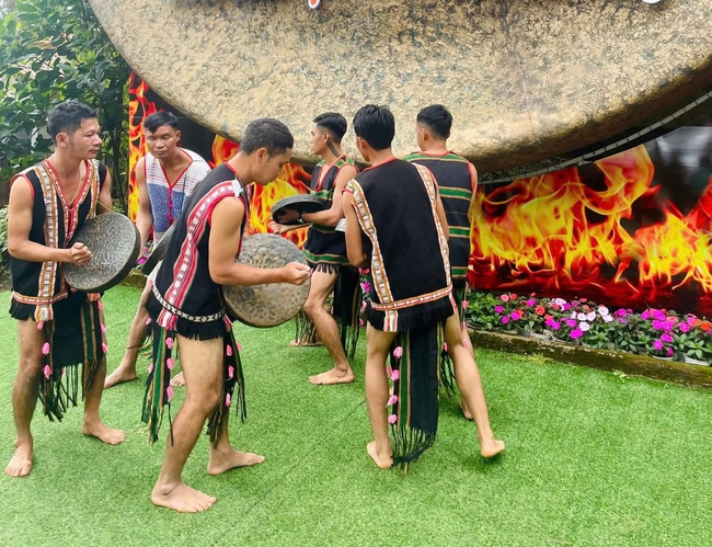 Độc đáo nghề dệt thổ cẩm và âm nhạc cồng chiêng của người M'nông - Ảnh 2.