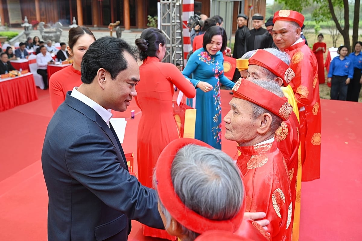 Thứ trưởng Trịnh Việt Hùng hỏi thăm sức khỏe các cụ cao tuổi trên địa bàn Bắc Ninh. Ảnh: Bảo Thắng. Thứ trưởng Trịnh Việt Hùng hỏi thăm sức khỏe các cụ cao tuổi trên địa bàn Bắc Ninh. Ảnh: Bảo Thắng.