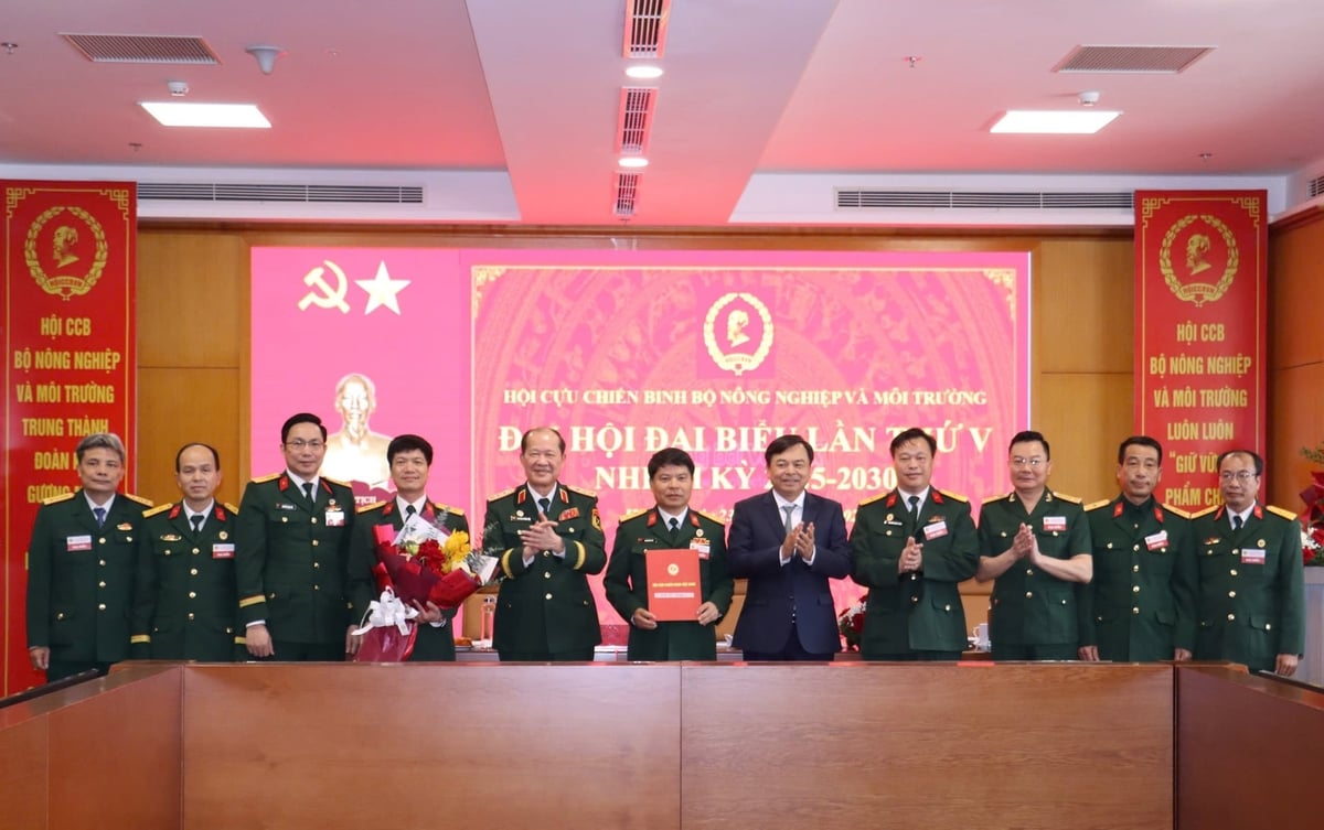 Thượng tướng Bế Xuân Trường trao Quyết định của Trung ương Hội Cựu chiến binh Việt Nam chỉ định Ban Chấp hành Hội Cựu chiến binh Bộ NN-MT. Ảnh: Nguyễn Thủy. Thượng tướng Bế Xuân Trường trao Quyết định của Trung ương Hội Cựu chiến binh Việt Nam chỉ định Ban Chấp hành Hội Cựu chiến binh Bộ NN-MT. Ảnh: Nguyễn Thủy.