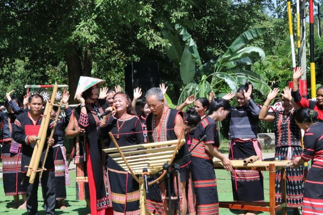 Cuối tuần trải nghiệm không gian văn hóa Cơ Tu tại Làng Văn hóa - Du lịch các dân tộc Việt Nam - Ảnh 1.