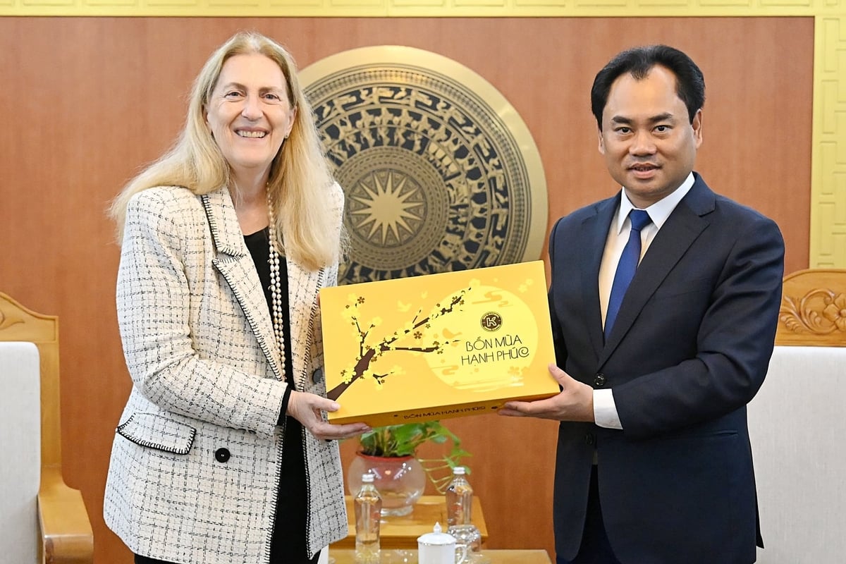 Thứ trưởng Trịnh Việt Hùng tặng quà lưu niệm bà Helene Budliger Artieda. Ảnh: Bảo Thắng. Thứ trưởng Trịnh Việt Hùng tặng quà lưu niệm bà Helene Budliger Artieda. Ảnh: Bảo Thắng.