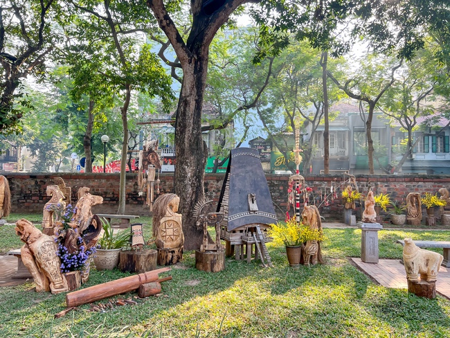 &ldquo;Ngựa về phố&rdquo;: sắc xu&acirc;n B&iacute;nh Ngọ trong kh&ocirc;ng gian Văn Miếu &ndash; Quốc Tử Gi&aacute;m - Ảnh 9.