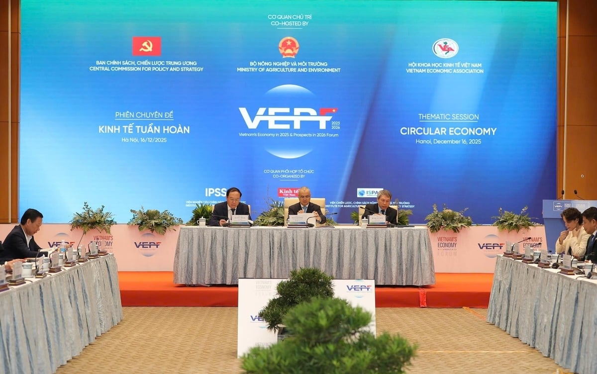 Phiên chuyên đề 'Thúc đẩy chuyển đổi xanh, phát triển kinh tế tuần hoàn hiện thực hóa mục tiêu tăng trưởng cao và phát triển bền vững', diễn ra trong khuôn khổ Diễn đàn Kinh tế Việt Nam 2025, triển vọng 2026. Ảnh: Việt Dũng. Phiên chuyên đề 'Thúc đẩy chuyển đổi xanh, phát triển kinh tế tuần hoàn hiện thực hóa mục tiêu tăng trưởng cao và phát triển bền vững', diễn ra trong khuôn khổ Diễn đàn Kinh tế Việt Nam 2025, triển vọng 2026. Ảnh: Việt Dũng.