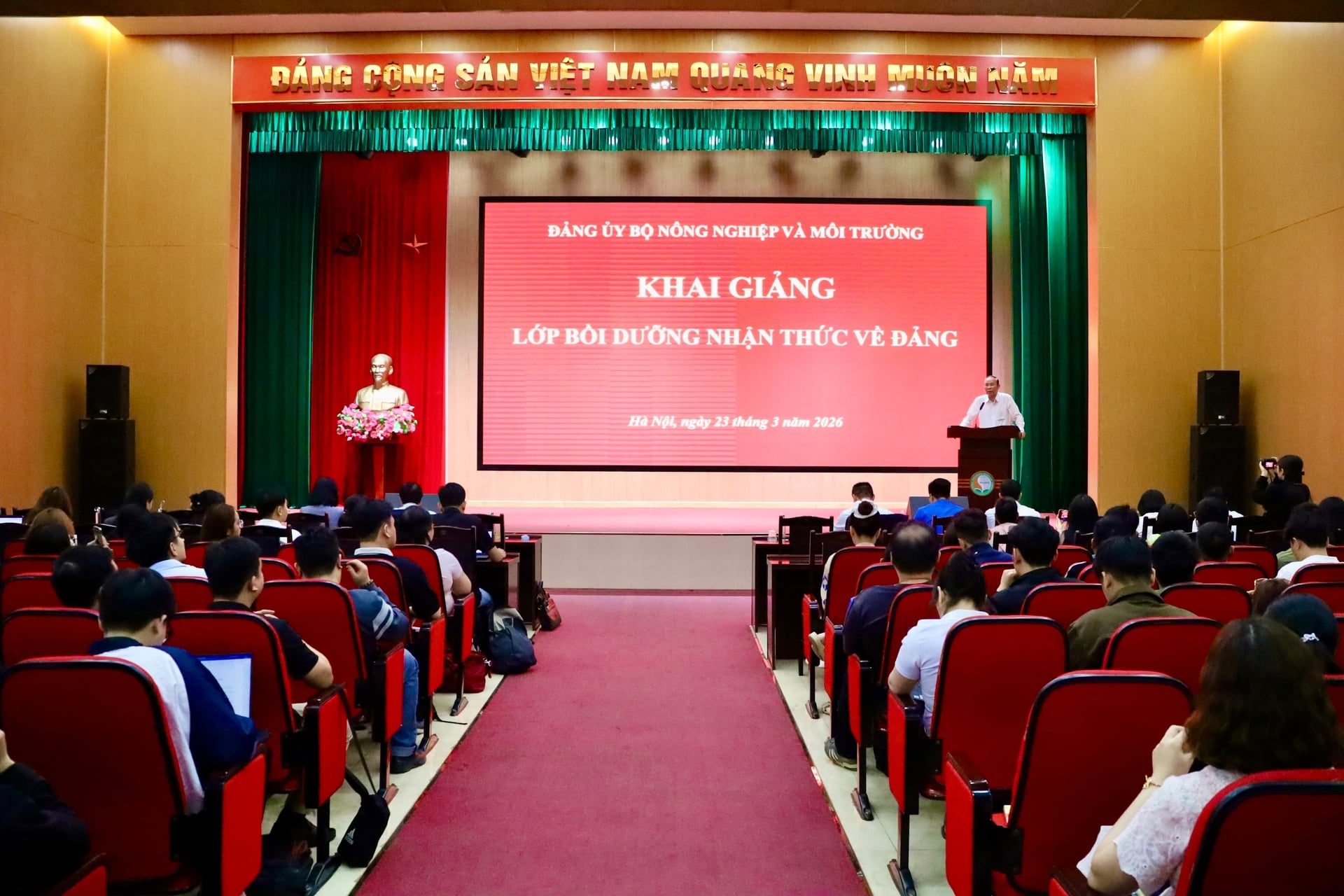 Toàn cảnh lớp Bồi dưỡng nhận thức về Đảng - lớp thứ nhất, năm 2026. Ảnh: Phương Linh.