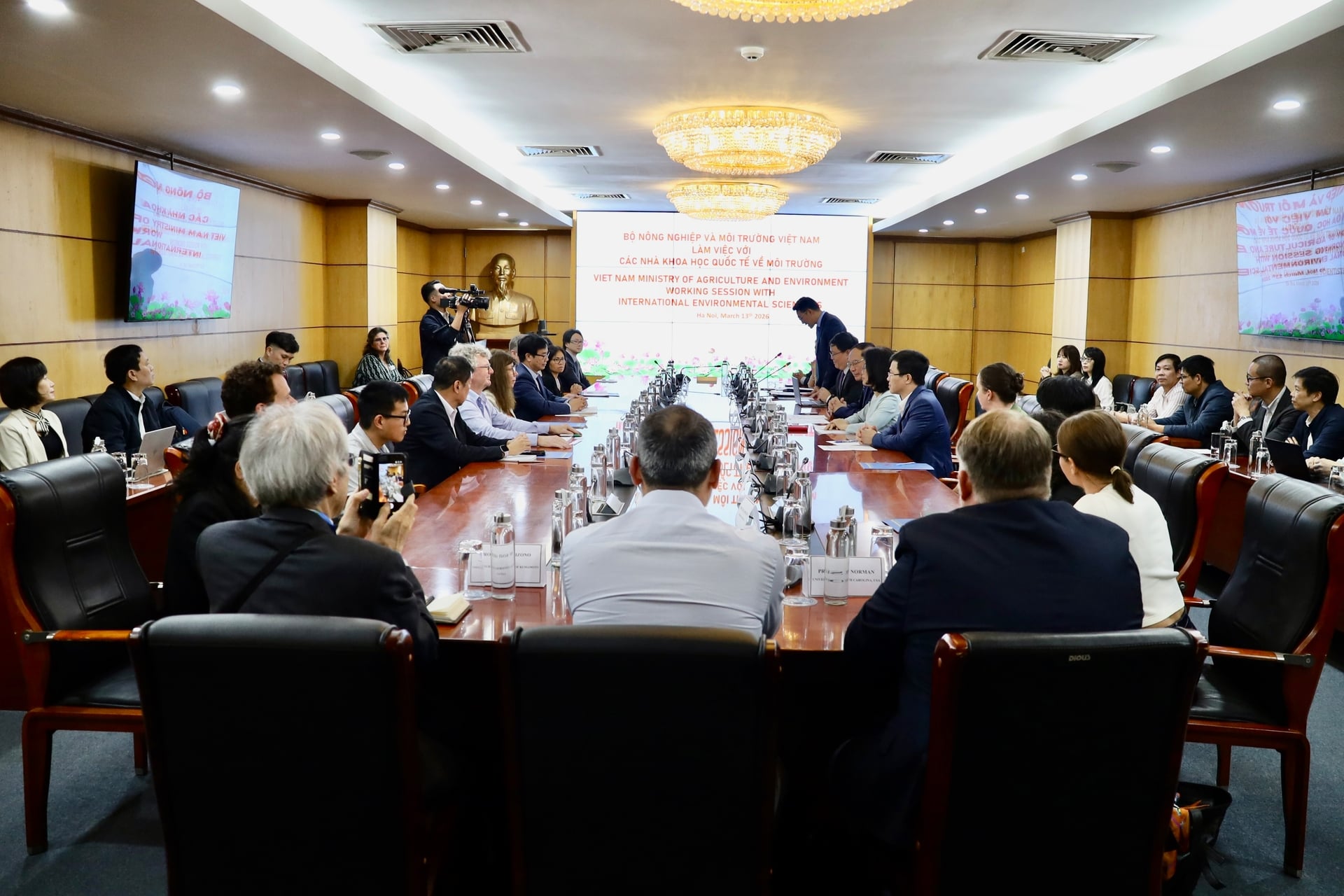 Toàn cảnh buổi làm việc giữa Bộ NN-MT và các chuyên gia quốc tế về môi trường. Ảnh: Phương Linh.