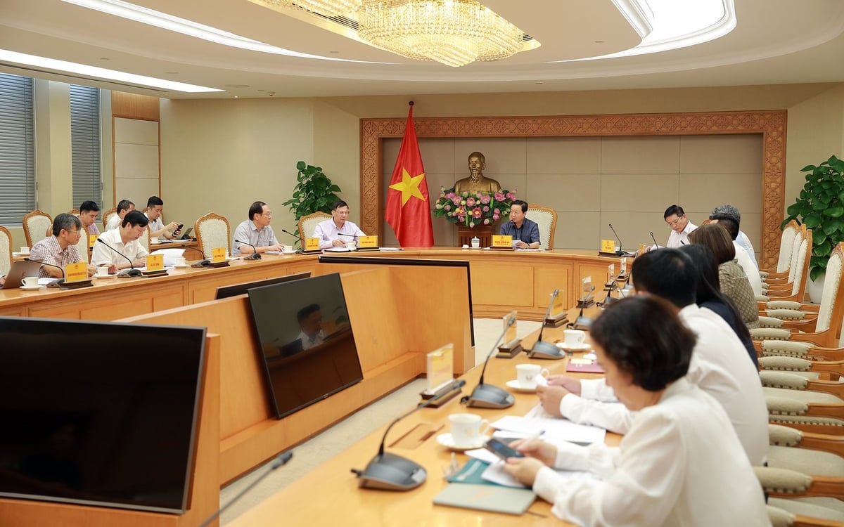 Phó Thủ tướng nhấn mạnh việc sớm ban hành Nghị định về sàn giao dịch carbon trong nước là bước cần thiết nhằm đảm bảo tính khả thi, vận hành hiệu quả và đáp ứng yêu cầu minh bạch, đồng bộ trong quản lý thị trường tín chỉ carbon. Ảnh: VGP/Minh Khôi. Phó Thủ tướng nhấn mạnh việc sớm ban hành Nghị định về sàn giao dịch carbon trong nước là bước cần thiết nhằm đảm bảo tính khả thi, vận hành hiệu quả và đáp ứng yêu cầu minh bạch, đồng bộ trong quản lý thị trường tín chỉ carbon. Ảnh: VGP/Minh Khôi.