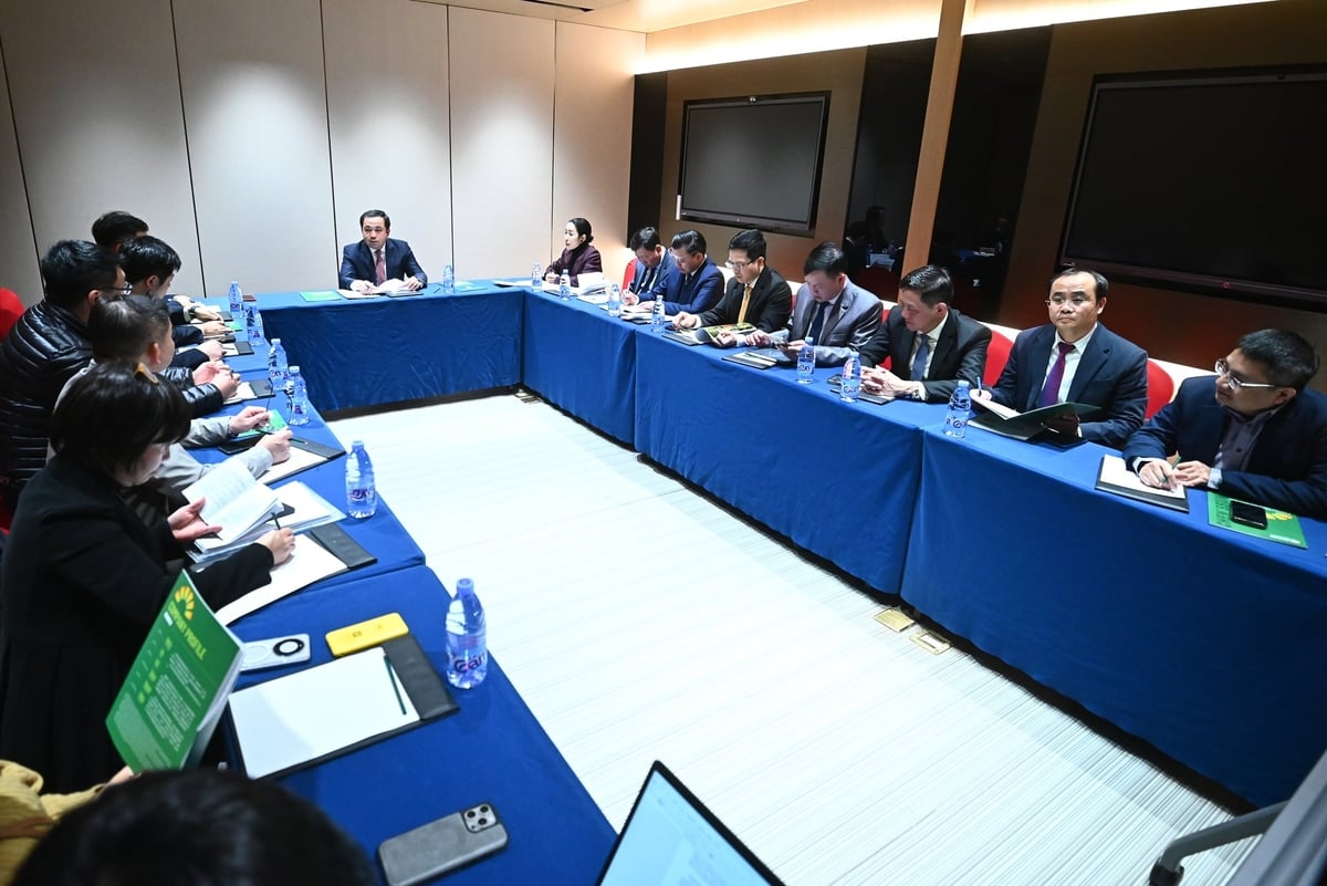 Bộ trưởng và lãnh đạo một số đơn vị thuộc Bộ Nông nghiệp và Môi trường làm việc với các đối tác Trung Quốc chiều 27/11. Ảnh: Tùng Đinh.