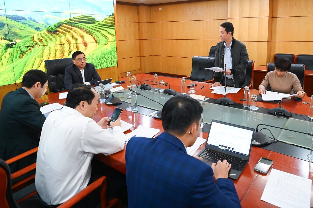 Cục trưởng Bùi Chính Nghĩa trình bày báo cáo và các kiến nghị với Thứ trưởng Nguyễn Quốc Trị. Ảnh: Tùng Đinh.