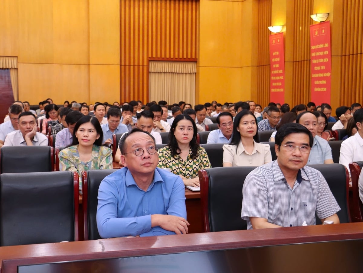 Phó Bí thư chuyên trách Đảng ủy Bộ Ngô Hồng Giang chủ trì Hội nghị tại điểm cầu trực tuyến của Đảng ủy Bộ Nông nghiệp và Môi trường. Ảnh: Nguyễn Thủy. Phó Bí thư chuyên trách Đảng ủy Bộ Ngô Hồng Giang chủ trì Hội nghị tại điểm cầu trực tuyến của Đảng ủy Bộ Nông nghiệp và Môi trường. Ảnh: Nguyễn Thủy.