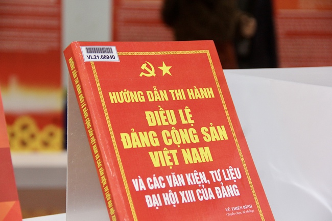 Ảnh: Triển l&atilde;m 800 tư liệu &ldquo;Đảng Cộng sản Việt Nam qua c&aacute;c kỳ Đại hội&rdquo; ch&agrave;o mừng th&agrave;nh c&ocirc;ng Đại hội lần thứ XIV của Đảng - Ảnh 8.
